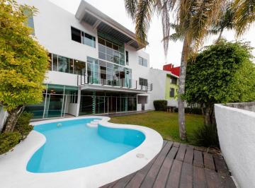 Alberca y jardin · Residencia de Lujo en Xalapa - Diseño, Amplitud y Exclusividad