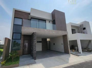 Casa · 220m² · 3 Recámaras · 2 Estacionamientos · Venta de Casa en Fraccionamiento Lomas de La Rioja con Alberca
