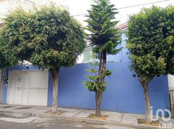 Casa · 220m² · 3 Recámaras · 4 Estacionamientos · Venta de Casa en Lomas del Bosque.