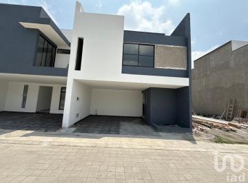 Casa · 220m² · 4 Recámaras · 2 Estacionamientos · Casa en Venta en Santiago Momoxpan Cerca de Explanada Puebla