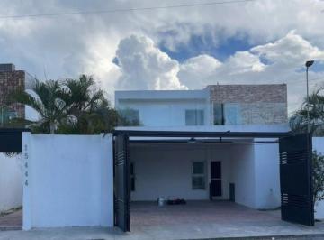 Casa · 315m² · 4 Recámaras · 4 Estacionamientos · Casa en Renta en Benito Juárez Nte, Mérida