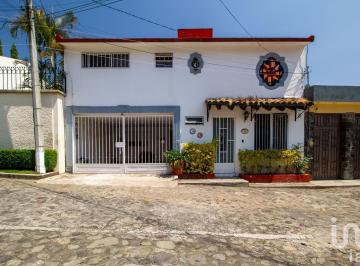 Casa · 215m² · 3 Recámaras · 2 Estacionamientos · Casa en Venta en Fraccionamiento con Vigilancia en Cuernavaca