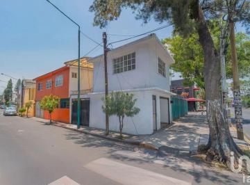 Casa · 264m² · 5 Recámaras · 1 Estacionamiento · Propiedad con Uso Mixto Sobre Lorenzo Boturini