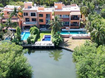 Casa en condominio · 320m² · 4 Recámaras · 2 Estacionamientos · Casa Frente a Laguna Zona Hotelera en Cancún 4 Recámaras
