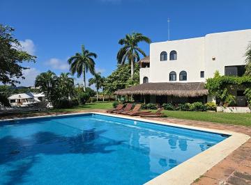 Casa · 450m² · 4 Recámaras · 1 Estacionamiento · Casa en Venta en Condominio Zona Hotelera Cancún