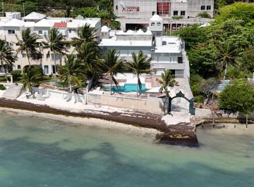 Casa · 1000m² · 6 Recámaras · 12 Estacionamientos · Casa de Lujo en Venta Puerto Juárez en Cancún Frente Al Mar, 8 Recámaras