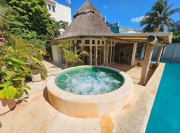 Casa · 826m² · 4 Recámaras · 2 Estacionamientos · Casa con Muelle en Venta, Pok Ta Pok Zona Hotelera en Cancún