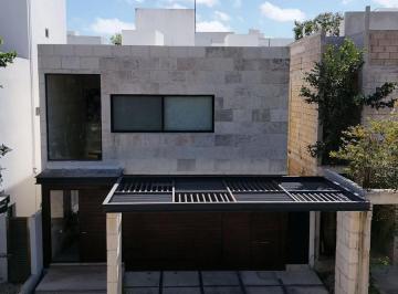 Casa en condominio · 213m² · 3 Recámaras · 2 Estacionamientos · Casa Moderna Frente a Área Verde en Venta en Aqua Residencial, Cancún