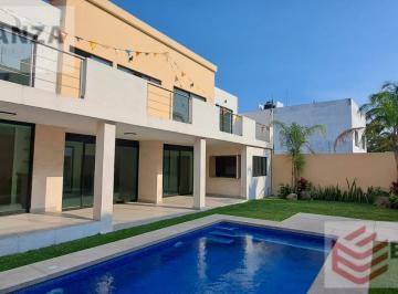 Casa · 300m² · 4 Recámaras · 2 Estacionamientos · Venta de Casa con Alberca en Cuernavaca