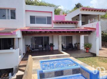 Casa · 511m² · 3 Recámaras · 4 Estacionamientos · Casa en Venta en Tepoztlán