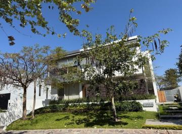 Casa en condominio · 575m² · 3 Recámaras · 3 Estacionamientos · Bosque Los Lagos, Jardines Universidad $95,000 Mant. Inc.