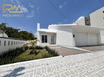 Casa · 600m² · 4 Recámaras · 2 Estacionamientos · Casa en Venta Col. Lomas del Gallo
