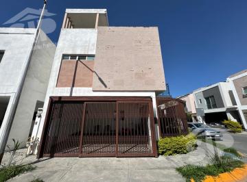 Casa · 312m² · 3 Recámaras · 3 Estacionamientos · Casa en Esquina en Venta en Privadas del Canadá Escobedo N. L