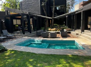 Casa en condominio de 4 habitaciones, Valle de Bravo · Casa Modernista Amueblada en Valle de Bravo | Alberca, Roof y Pádel
