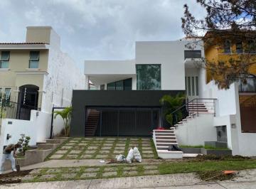 Casa de 4 habitaciones, Zapopan · Casa en Renta Bugambilias