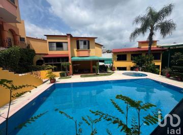 Casa · 368m² · 4 Recámaras · 2 Estacionamientos · Casa en Condominio en Venta, en Cuernavaca, Doble Seguridad, Provincias del Canadá