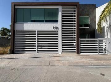 Casa · 380m² · 3 Recámaras · 2 Estacionamientos · Renta Casa en Valle de Santa Teresa Al Norte de La Ciudad Ma