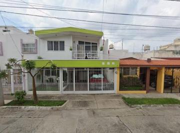 Casa de 4 habitaciones, Guadalajara · Casa en Venta en C. El Parián, Jardines del Country, Guadalajara, Jalisco