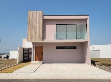 Casa · 172m² · 3 Recámaras · 2 Estacionamientos · Venta de Casa en Fraccionamiento Lomas de La Rioja con Amplio Jardin