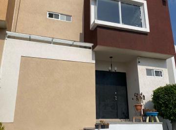 Casa en Venta de 3 habitaciones  · Bonita Casa en Paseos del Bosque La Calera Cuenta Cochera Para 4 Autos