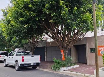 Casa · 298m² · 4 Recámaras · 2 Estacionamientos · Casa Villa Universidad
