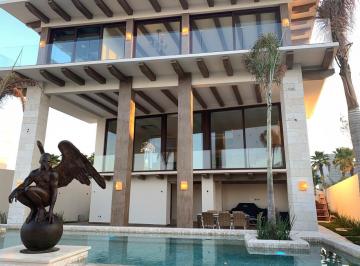 Casa · 1000m² · 4 Recámaras · 4 Estacionamientos · Casa en Venta Puerto Cancún Frente Al Canal con Muelle