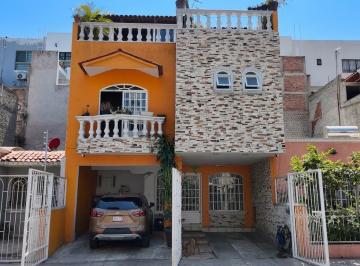 Casa · 280m² · 4 Recámaras · 4 Estacionamientos · Casa Cerca del Aeropuerto de Guadalajara en Fraccionamiento Revolución Tlaquepaque