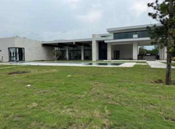 Quinta · 10000m² · 4 Recámaras · 6 Estacionamientos · Quinta en Venta en Carretera Nacional, El Yerbaniz, Santiago, N. L.