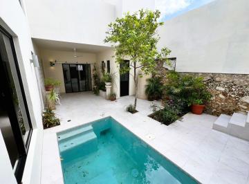 Casa · 260m² · 4 Recámaras · 1 Estacionamiento · Casa Estilo Colonial Remodelada y Amueblada en Renta, Excelente Ubicación