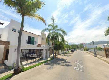 Casa de 3 habitaciones, Puerto Vallarta · Dh - Amplia Casa en Vallarta Cerca de La Macroplaza y a Solo 5 Min de La Playa