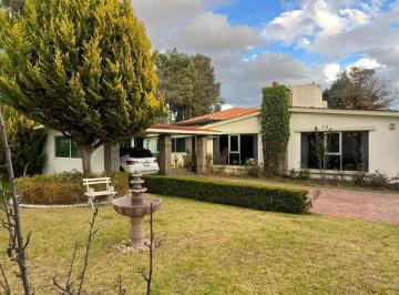 Casa en condominio · 321m² · 3 Recámaras · 6 Estacionamientos · Residencia Club de Golf San Carlos Metepec, Mex