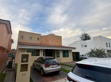 Casa de 4 habitaciones, Zapopan · Casa en Venta en Bugambilias Primera Sección en Coto Privado La Joya 1, Zapopan