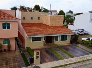 Casa de 4 habitaciones, Zapopan · Casa en Venta en Bugambilias Primera Sección en Coto Privado La Joya 1, Zapopan