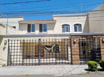 Casa · 235m² · 3 Recámaras · 2 Estacionamientos · Casa en Venta La Favorita Celaya