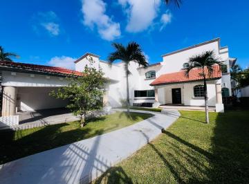 Casa · 560m² · 4 Recámaras · 3 Estacionamientos · Casa en Venta en Residencial Campestre