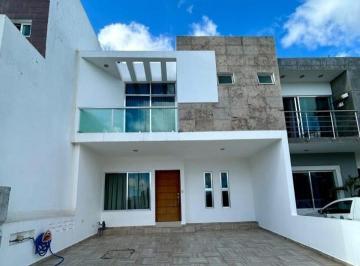 Casa · 300m² · 4 Recámaras · 2 Estacionamientos · Casa en Hacienda del Seminario