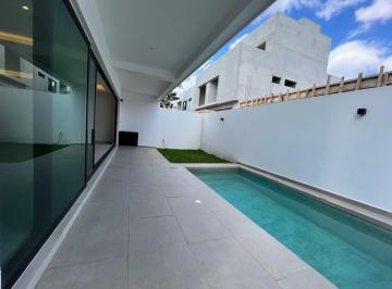 Casa · 232m² · 3 Recámaras · 2 Estacionamientos · Hermosa Casa en Venta en Vía Cumbres
