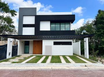 Casa · 232m² · 3 Recámaras · 2 Estacionamientos · Hermosa Casa en Venta en Vía Cumbres