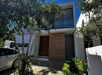 Casa · 232m² · 3 Recámaras · 2 Estacionamientos · Casa en Venta en Vía Cumbres