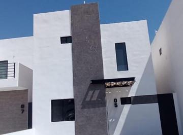 Casa · 111m² · 3 Recámaras · 2 Estacionamientos · Casa en Cerrada Sobre Av Principal en Torreón Coah.