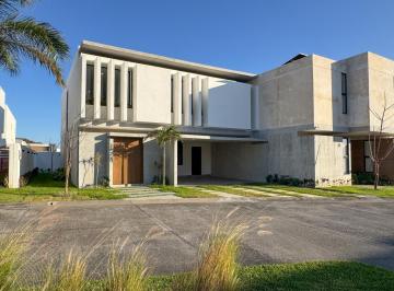 Casa · 298m² · 4 Recámaras · 2 Estacionamientos · Casa con Alberca y 4 Hab. en Venta en Punta Tiburón