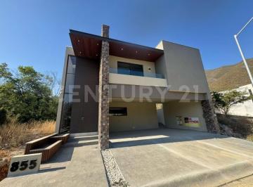 Casa · 234m² · 3 Recámaras · 3 Estacionamientos · Residencia de Lujo en Aysso 2 Sector – Carretera Nacional