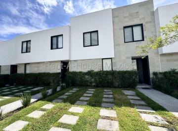 Casa en condominio · 200m² · 3 Recámaras · 2 Estacionamientos · Renta Casa Amueblada en Juriquilla con Roof Garden Moderna Querétaro