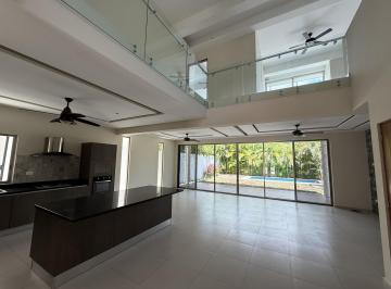Casa · 360m² · 4 Recámaras · 3 Estacionamientos · Casa en Venta o Renta en Lagos del Sol