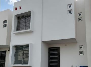 Casa · 3 Recámaras · 2 Estacionamientos · Casa en Renta en Coto 11