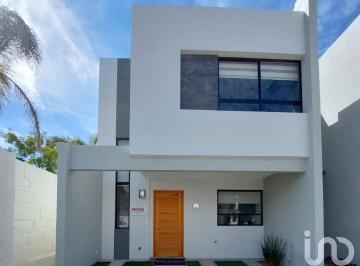 Casa · 131m² · 3 Recámaras · 2 Estacionamientos · Casa en Venta con Recamara en Planta Baja y Alberca, Lomas de Angelopolis, Puebla