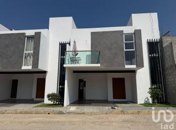 Casa · 247m² · 4 Recámaras · 2 Estacionamientos · Casa en Venta en Ladera de La Loma Al Norte Pte de Tuxtla Gtz