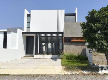 Casa · 158m² · 3 Recámaras · 2 Estacionamientos · Casa en Venta Al Norte de Colima, 1 Recámara en Planta Baja y con Escalera Minimalista