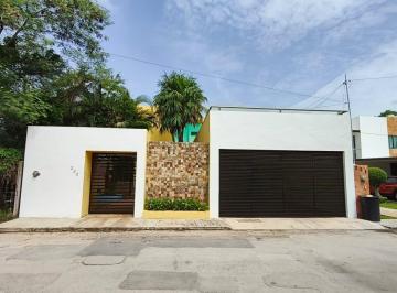 Casa · 342m² · 3 Recámaras · 4 Estacionamientos · Venta de Casa en Las Margaritas Cholul con Amplio Terreno