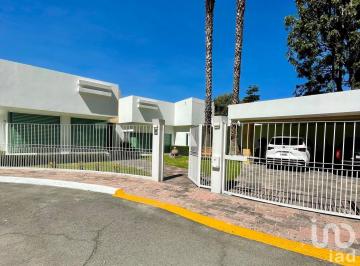 Casa · 830m² · 4 Recámaras · 2 Estacionamientos · Residencia en Club de Golf Las Fuentes